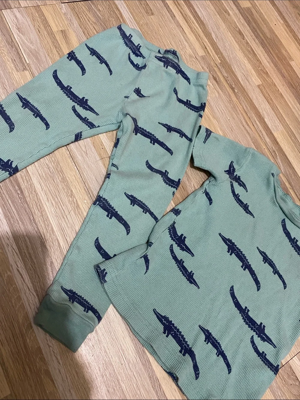 CARTER’s 2 piece pajama set size toddler boys 2T